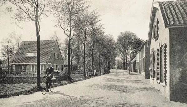 Hoorn ter hoogte van voormalige kwekerij Altona. Links de woning van de heer Klugkist (hoo