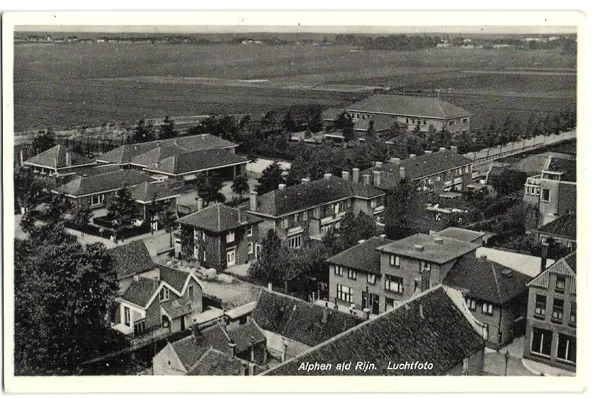 Luchtfoto nog zonder het gemeentehuis in aan Burgermeester Visserpark en Bospark.