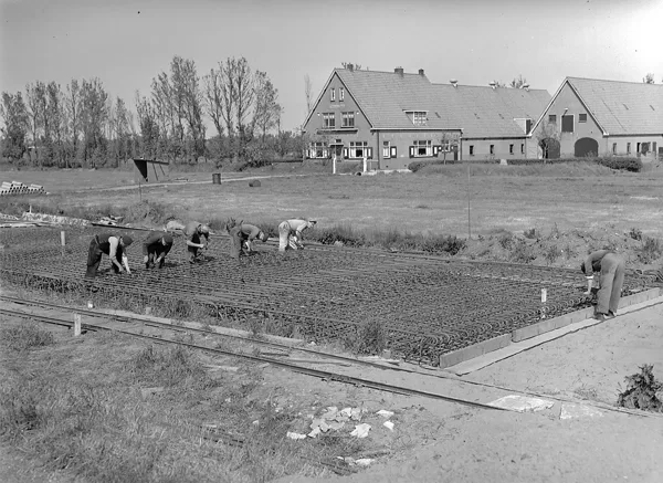 Aanleg van de weg op palen tussen Boskoop en Alphen aan den Rijn, in opdracht van de provi