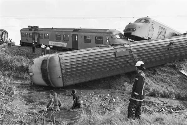 Beschrijving Trein ontspoord na een botsing met een vrachtwagen tussen Alphen ad Rijn en B