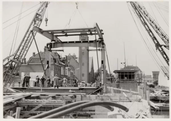 Bouw van de huidige Alphense brug de brug werd in 1955 in gebruik genomen.