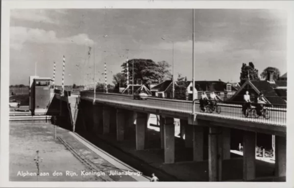 De Julianabrug over de Oude Rijn aan de Willem de Zwijgerlaan.