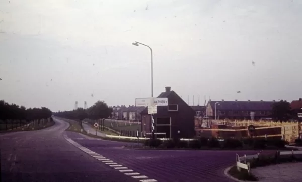 De Oranje Nassausingel omstreeks 1970 en de woningen in de verte ,die langs de sloot staan