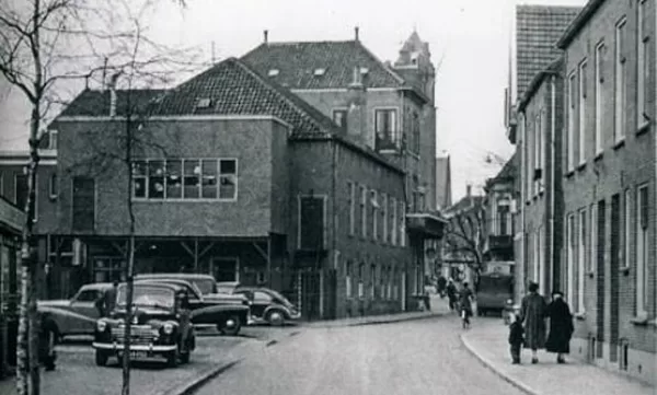 De Van Boetzelaerstraat met de achterzijde van de Vergulde Wagen
