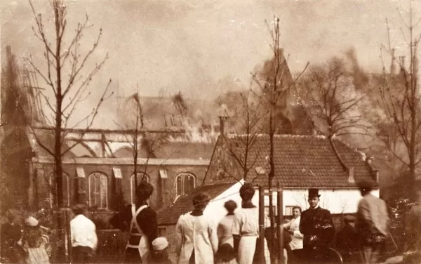 De brandende hervormde kerk van Alphen op 7 april 1916 gezien vanaf de Paradijslaan in noo