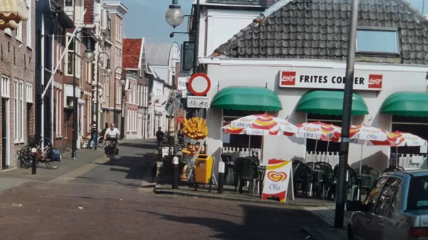 De frites corner in de raadhuisstraat 2002.