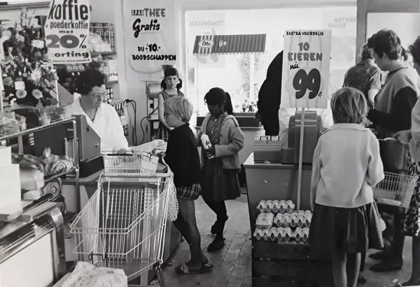 De openingsdag van zijn SPAR-supermarkt aan het Goudenregenplantsoen 1965.