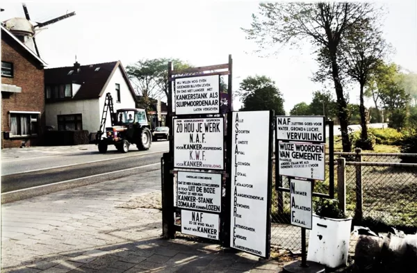 De protestborden van poedel van Dam.