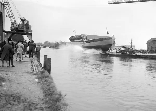 De tewaterlating van een coaster. Een sleepboot van N.V. Reederij vh Gebroeders Goedkoop v