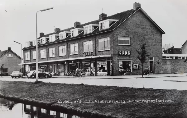 De openingsdag van zijn SPAR-supermarkt aan het Goudenregenplantsoen 1965.