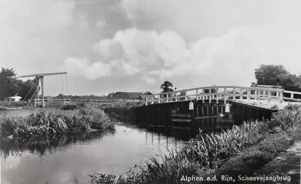 Deze weg is nu de westkanaalweg die loopt van Alphen naar Ter Aar.