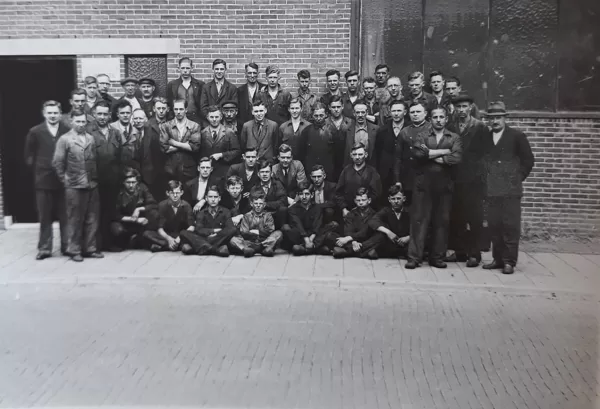 Groepsfoto van de Motorenfabriek de Industrie.