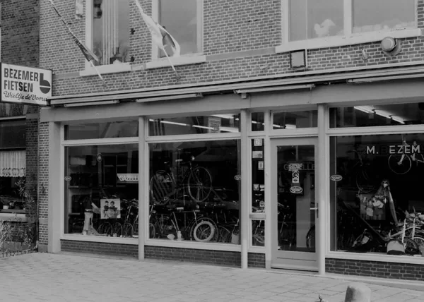 Hooftstraat.Bezemer fietsen.