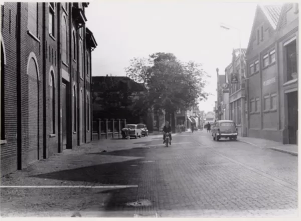 Hooftstraat met de Leerhoeve rechts op de foto zit nu van Provak (Piet van Beieren)