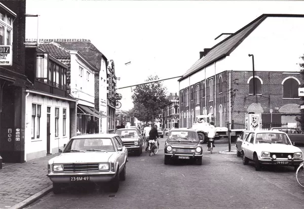 Hooftstraat met rechts op de foto de Leerhoeve en hat pand links op de foto met karrewiele