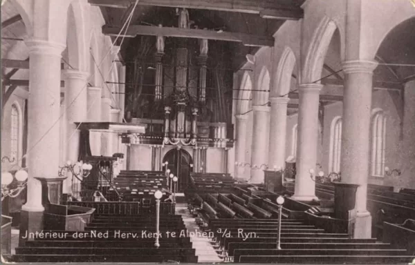 Interieur van de hervormde kerk (de nieuwe Kerk) van Alphen aan de Julianastraat, ca. 1910