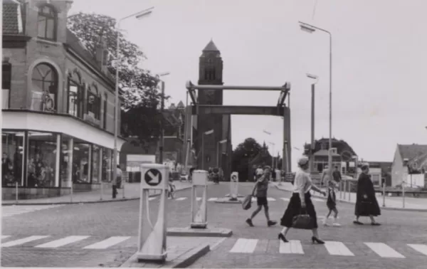 Kruispunt Van Boetzelaarstraat met de Raadhuisstraat en de van Mandersloostraat.