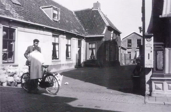 Lemkes met bloem in de van Mandeloostraat bij de poort van boer de Kwaasteniet, let eens o