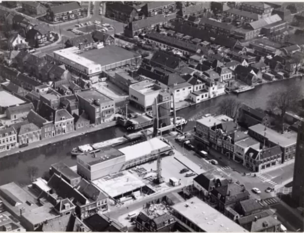 Luchtfoto van het centrum van Alphen aan den Rijn rond de Alphense Brug, circa 1965-1970