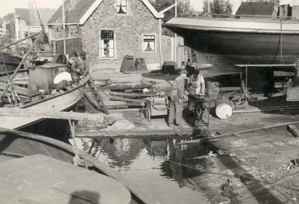 Scheepswerf Kempers aan de Hoorn foto is van 1959