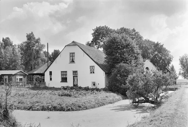 Steekterweg 49
Gepleisterde boerderij, 17e of 18e eeuw, onder rieten wolfdak. Het woonged
