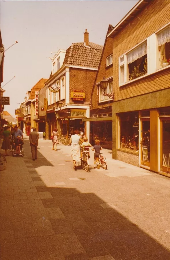 Van Mandersloostraat Met o.a. de winkels van Slagerij Timmers, Fotozaak Laros en Slagerij 