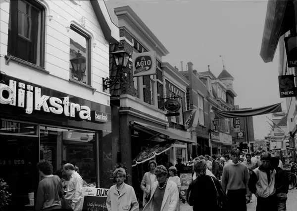 Van Mandersloostraat met o.a.Dijkstra banketbakker.1984.