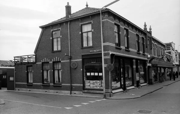 Van Staveren op de hoek Hoofstraat en Groen van Pinksterstraat.