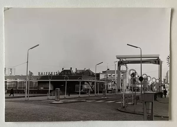 Zicht op de Alphense brug en de Raffeisenbank later de Rabobank en de bibliotheek.