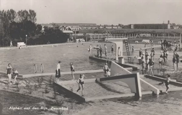 Zwembad de Hoorn met op de achtergrond de portiekwoning van  Louise de Colignystraat later