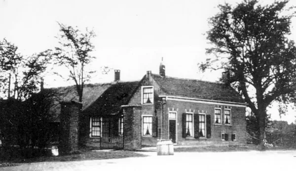 Hoorn 67. Boerderij Over Brug werd ook wel Over Rijn genoemd. Werd op last van de Duitse b