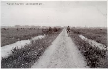 Rietveldsepad anno ca 1910. In de verte rechts korenmolen De Eendracht.