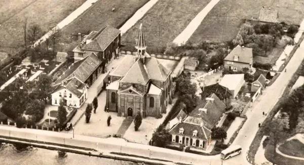 Oudshoornse -kerk en School.