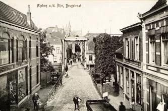 Toenmalige Brugstraat met de Alphense brug. Op de achtergronde de oude NH-kerk.