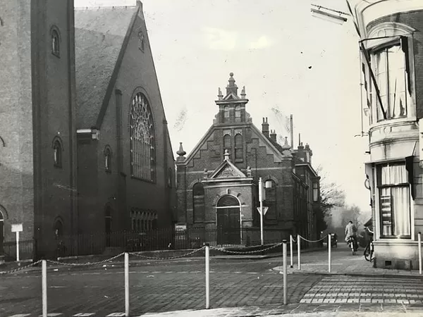 Adventskerk met oude bijgebouw.