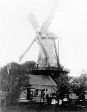 Eeuwenlang heef in de Hooftstraat korenmolen De Smalle Juffer gestaan. Anno ca 1900. Deze 