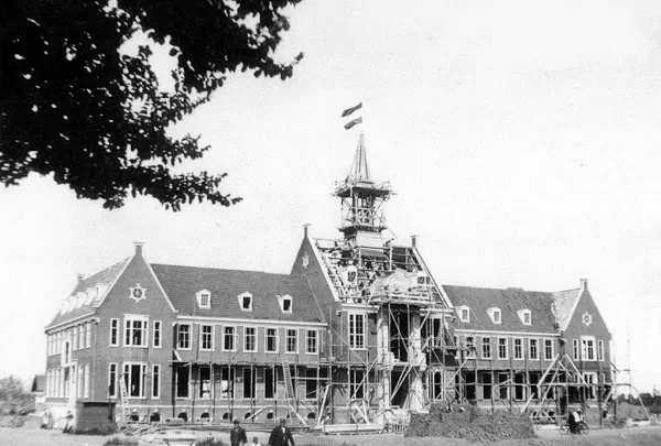 Het voormalige Raadhuis in aanbouw.