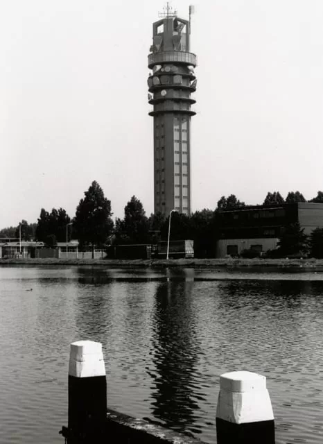 De (toen nog) PTT toren in Alphen aan de Rijn was een van de schakelpunten in de verbindin