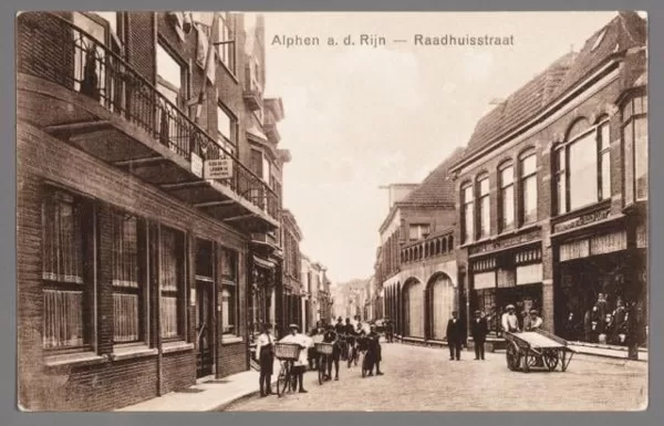Raadhuisstraat rechts kledingzaak Bosch-Quant en Links het voormalige hotel de Vergulde Wa