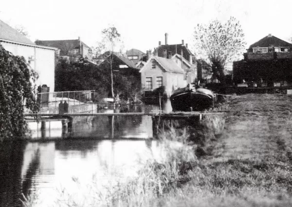 Kostersbruggetje over de Spoorvaart. Dit bruggetje liep vanaf de kosterswoning aan de Hofl