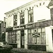 Cafe Markx in de Julianastraat, waar nu Hoogvliet zit.
