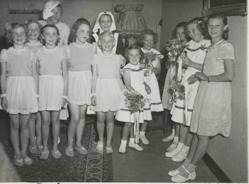 Koningin Juliana en de prinsessen Beatrix, Irene en Magriet hebben in het Nutsgebouw te Al