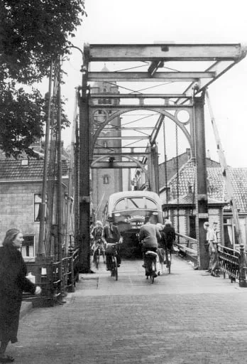 De Alphense brug rond 1948. Op de achtergrond de toren van de Adventskerk.