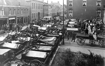 Wekelijkse kaasmarkt in het centrum.