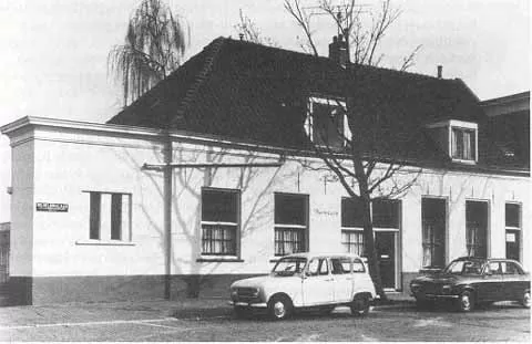 Het voormalige koetshuis van 'Overpost', gesloopt in 1987.