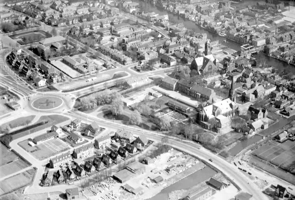 Luchtfoto centrum van Alphen met onder nog een deel van het water dat naar de Spoorhaven g