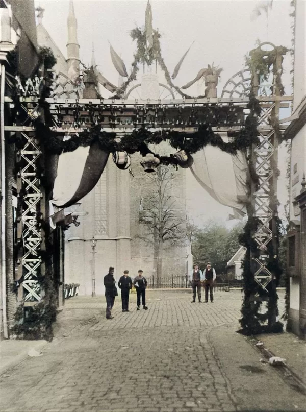 De Brugstraat de versiering is voor de geboorte van Prinses Juliana.