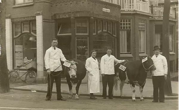 Slagerij G.Balk hoek Prins Hendrikstraat en Stationsstraat.