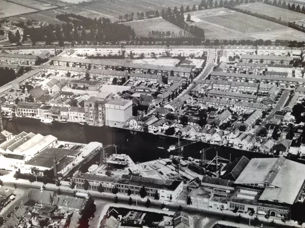 Scheepswerf De Vries Lentsch, en de voetbalvelden van Alphia en ARC op de achtergrond en n