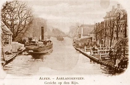 Ca 1900. De Rijnkade rechts is in 1908 weggebaggerd ter verbreding van de Oude Rijn.